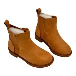 Girls lug sole  chunky heel Chelsea ankle boots. Round toe size 9 girls. B10